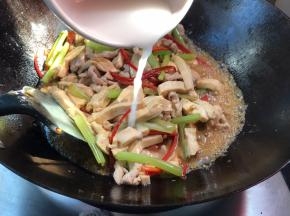 最后淋入淀粉水勾芡