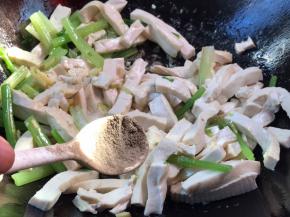 调入盐和胡椒粉，翻炒均匀至入味