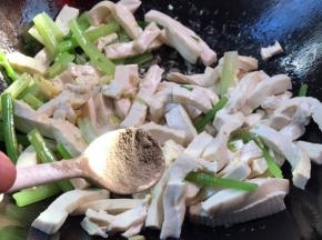 调入盐和胡椒粉，翻炒均匀至入味