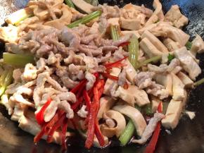 加入红辣椒丝和瘦肉丝，翻炒均匀