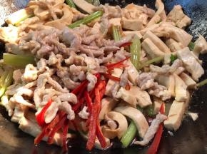 加入红辣椒丝和瘦肉丝，翻炒均匀