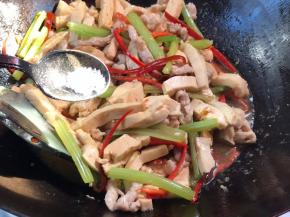 调入味精炒均匀