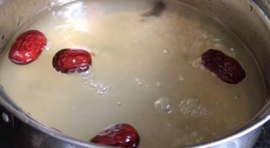 加入适量清水，大火烧开