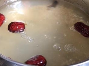 加入适量清水，大火烧开