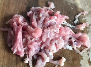 猪瘦肉洗净后切成丝