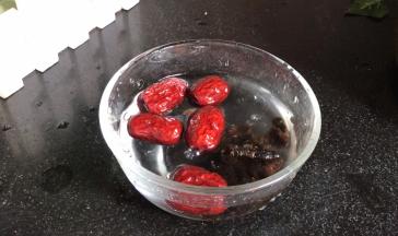 红枣和桂圆干，洗净沥水