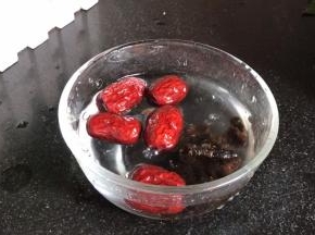 红枣和桂圆干，洗净沥水