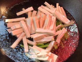 放入芹菜叶和香干，大火煮沸