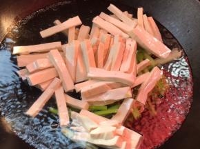 放入芹菜叶和香干，大火煮沸