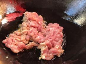 再起锅烧油至六成热，放入瘦肉