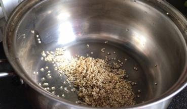 洗净沥水后，放入锅中