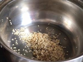 洗净沥水后，放入锅中