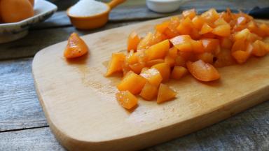 杏子洗净，切小块