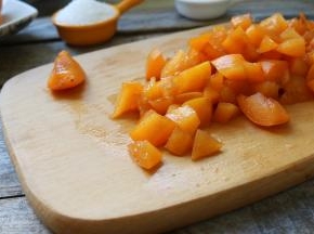 杏子洗净，切小块