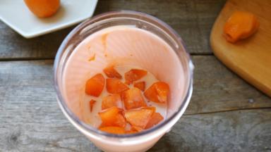 放入长帝果汁机中，倒入牛奶