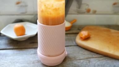 启动果汁机，适当摇晃，让果肉均匀的打成果泥