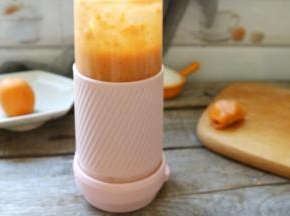 启动果汁机，适当摇晃，让果肉均匀的打成果泥