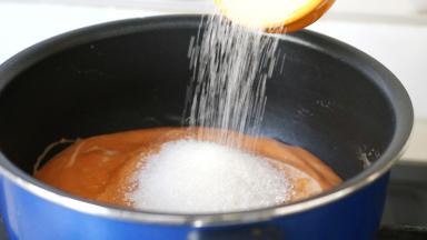 果泥倒入不粘锅，加白砂糖