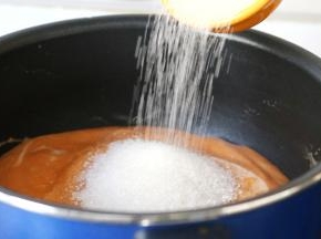 果泥倒入不粘锅，加白砂糖