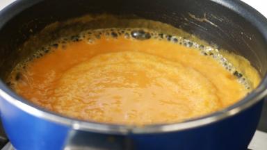 小火慢慢熬制，期间要不停搅拌，防止粘锅