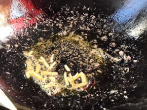 锅留底油，放入生姜丝爆香