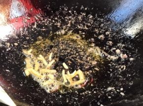锅留底油，放入生姜丝爆香