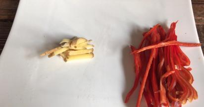 红辣椒摘洗干净后，切成丝，备好生姜丝
