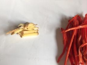 红辣椒摘洗干净后，切成丝，备好生姜丝