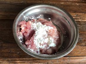 装入容器中，加入干淀粉和料酒，抓匀后腌制备用