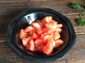 把番茄肉切成小丁，备用