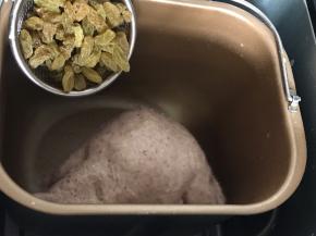 放入葡萄干，继续揉面至葡萄干和面团混合均匀