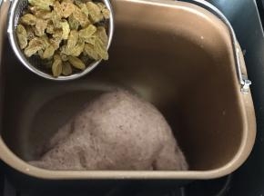 放入葡萄干，继续揉面至葡萄干和面团混合均匀