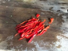 红辣椒摘洗干净后切成丝