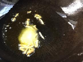 起锅热油，放入姜末、适量盐炒香