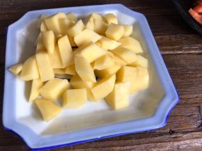 土豆去皮洗净后，切成小丁备用