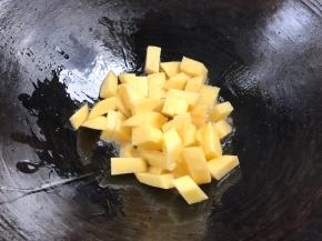 倒入土豆丁，煎炒至表面微黄