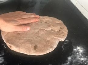 取出发酵好的面团，拍打排气
