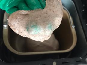 20分钟后，取一小团面团，用手能撑开薄膜时