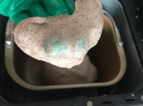 20分钟后，取一小团面团，用手能撑开薄膜时