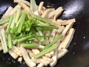 加入芹菜，翻炒片刻至芹菜8分熟