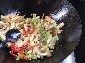 最后调入少许味精，翻炒均匀即可