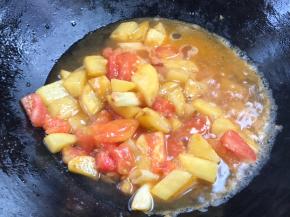 加入少量清水，拌匀烧开后，盖上锅盖焖10分钟