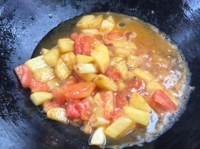 加入少量清水，拌匀烧开后，盖上锅盖焖10分钟