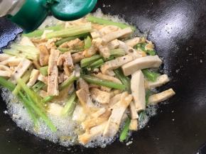 加入少许清水，胡椒粉拌匀