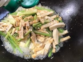 加入少许清水，胡椒粉拌匀