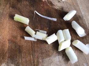 大葱摘洗干净后，切成小段