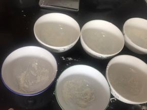 备6个小碗，均匀的涂抹少许干面粉，备用