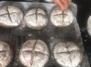 再用锋利的刀划上自己喜欢的花纹