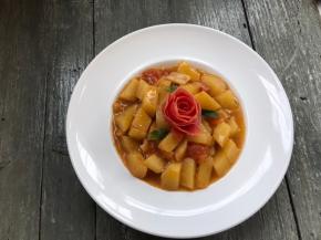 把番茄皮玫瑰花放在上面