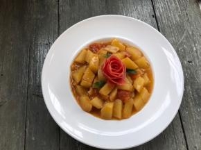 把番茄皮玫瑰花放在上面